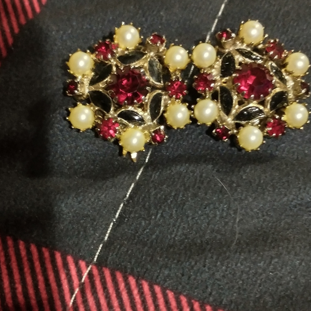 Antique weiss clip on earrings